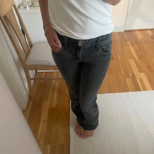 lågmidjade jeans  - mörkgråa jeans från gina young i storlek 164 och passar mig som brukar ha xs, jättefint skick! 