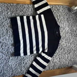 Randig svart vit stickad tröja - Bra skick och använd typ 2 gånger💓💘