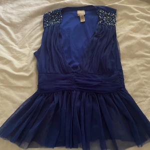 Jeane blush - Säljer denna snygga toppen från Jeane blush/Nelly.com som tyvärr inte kommer till användning. 💕 Storlek M men känns mer som S skulle jag säga