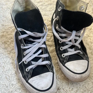 Svarta converse perfekt till hösten!!🦦🍂 - Fina använda converse skor, dom är i fint skick men har vissa ”märken” vilket väldigt många vill ha då dem ser använda ut🙏🏼☺️ Skorna är i st 39!