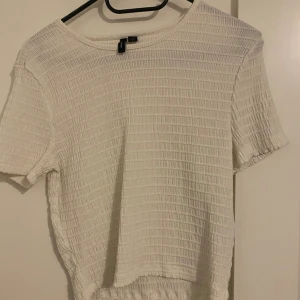T-shirt  - Vit ribbad T-shirt, aldrig använd, lätt genomskinlig  