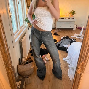 Grå Baggy jeans  - Mina snyggaste vintage gråa jeans med utsvängda ben. Väldigt långa (lite för långa på mig som är 170) och sitter snyggt på höften. Lite slitna där bak vit benet. Hör av er för mått och frågor!