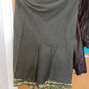 Behöver inte säljas tillsammans - En grön stickad topp köpt för några månader sedan. Ej använd . L på tröjan .  Grön kjol ej använd i nytt skick . Köpt från second hand . M på kjolen . 100 kr för kjolen . Toppen 50 kr .