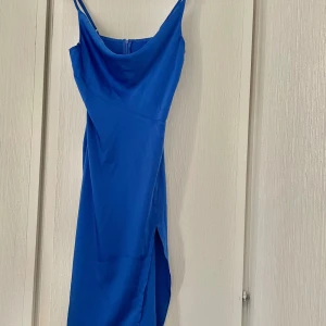 Satinklänning - En fin blå satinklänning som användes 1 gång på en skolavslutning🩵perfekt till sommarens fester eller annat liknande🥰 