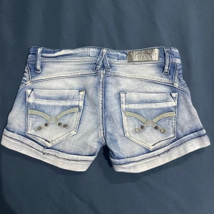 Lågmidjade shorts - Lågmidjade jeansshorts i storlek 36, men passar 34/XS-S, köpta secondhand men säljer då de inte passade mig. 