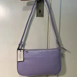 Väska  - Axelväska från Ullared helt oanvänd.