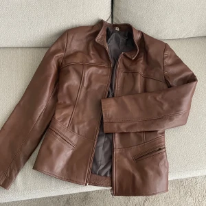 Brun läder jacka - Super fin helt oanvänd, ej äkta läder! Storlek M men passar xs och s