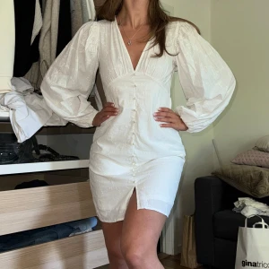 Vit klänning - Så fin Adoore-liknande klänning från Vero moda. Helt ny med prislappen kvar. Perfekt till sommaren. Nypris: 599kr. Säljer då jag har en liknande.