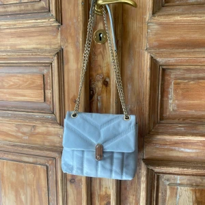 Ted Baker väska  - Söt ljusblå handväska från Ted Baker. Köpt i London och säljer för att den inte kommer till användning. 