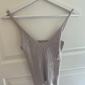 Finstickat linne - Storlek S från HM, väldigt bekväm och fin! Har helt enkelt bara inte kommit till användning på senaste