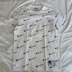 Champion T-shirt - Vit Champion T-shirt, superfin och i nyskick! Storlek M.