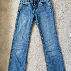 Zara jeans - Ett par mörkblå jeans som är använda många gånger men fortfarande lika bra, bara ett litet ”sår” i bakfickan. Nypris 400kr. Läs gärna min profil innan köp, kontakta eller lägg bud istället för direkt köp❤️
