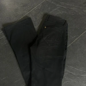 Svarta jeansbyxor från Esprit - Ett par snygga svarta lågmidjade bootcut jeans från esprit. 
