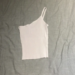 Topp zara  - Jättefin topp ifrån zara, köpt ungefär 1 år sen och endast använd 2 gånger. Jättestrechig i materialet!!