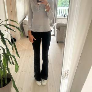 High waist flare jeans i storlek 32💞 jeansen har öppning på insidan av båda benen(syns på bild 2) 