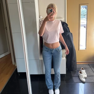 Jeans från Pepe Jeans W:26 L:32 - Jättefina Jeans i modellen Piccadilly (midwaist) men sitter verkligen som lowwaist på mig (167) o vanligtvis bär s, sparsamt använda