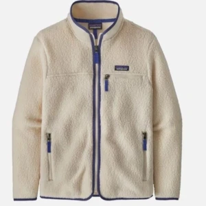 Patagonia jacka - Säljer min patagonia jacka i teddy material. Den är i nyskick och jag säljer då jag vill köpa en annan jacka❤️storlek M men passar s och m. Nypris 1700❤️