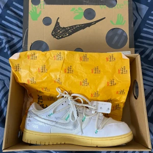 Off-white nike dunks lot 1 - Helt nya off white dunks. Inga repor/skador. En liten osynlig skada finns. Helt oanvända. Storlek 42.5. Jätte svåra att få tag på. Kan få ner i pris vid snabb affär.