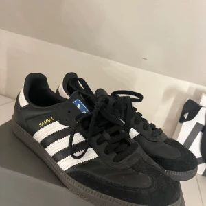 Adidas Samba - Säljer svarta adidas sambas, köpta för 1200kr och säljer för 650kr (pris går att diskuteras) De är använda fåtal gånger och är i bra skick! Storlek 41 1/3😽