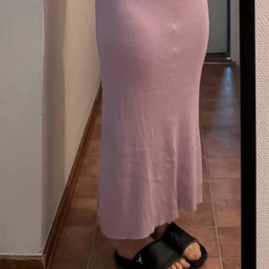 Lång kjol - Gina Tricot - Storlek S - Lång lila kjol från Gina Tricot. Slutsåld. Perfekt för lite kallare dagar. Se sista bild för  mindre defekt. Jag är 153cm. 