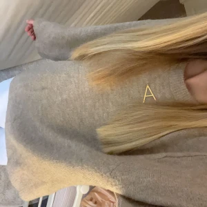 Stickad tröja - Jättefin Stickad tröja i storlek M💕 Använd fåtal gånger, pris kan diskuteras✨