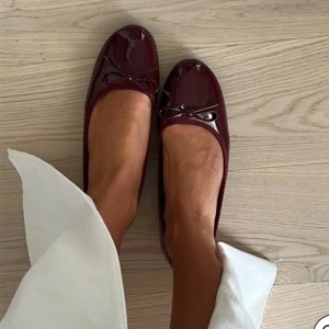 Vinröda Effortless Ballerina - Oanvända. Små i storlek. Skon är i storlek 39 men passar rimligtvis en 37a eller 38a. Slutsålda hos Nelly. 