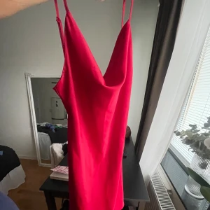 Röd satin klänning - Röd satin klänning från Urban outfitters, super super snygg men inte riktigt min stil