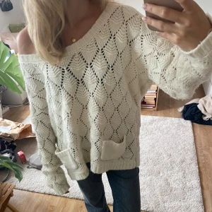 Oversize stickad tröja - Sån söt stickad tröja med fina detaljer, är i storlek L men sitter bra oversize 😊(bär XS som referens) 💕 Perfekt för både vinter och kyliga sommarkvällar