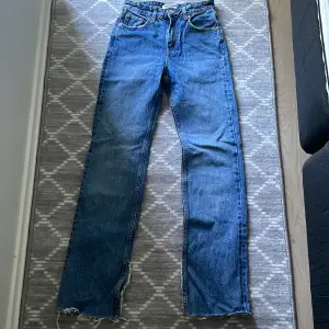 Jag säljer dessa blåa jeans med slits för de kommer inte till någon användning. De är helt nya och är i storlek 34