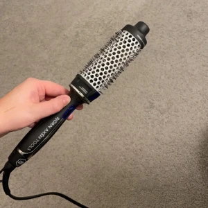 OBH nordica björn Axén - värmeborste  - Hej!  Säljer min oanvända värmeborste från Björn Axén. Använder aldrig värme på mitt hår därav säljer jag den. Den är super populär och den ger otroligt resultat. Kom privat för mer frågor eller bilder, priset går alltid att diskutera 🫶🏻