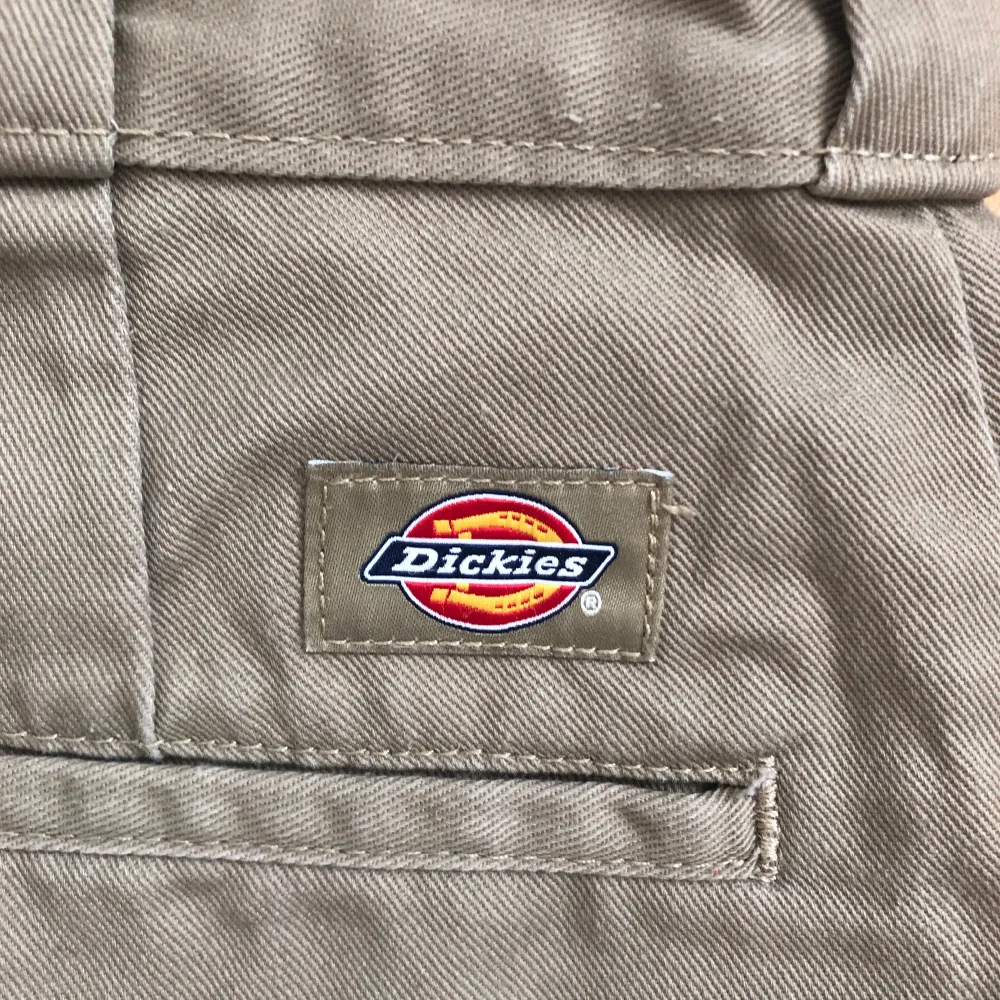 Ett par snygga chinos i bra skick. Khaki/sand dune färg. Lägger sig väldigt snyggt över skor om man viker upp dom lite.. Farkut & Housut.