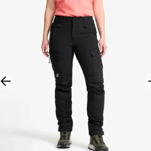 Revolution race GP byxor - I nyskick, användt två gånger och inga skavanker!  Köpte fel storlek så derför aldrig använda.  Dom är i storlek S/36 och i färgen Black.  Köpte dom ny för 799kr och säljer för 400kr. Skriv för fler bilder😊