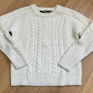 Superfin stickad tröja! - En så fin vit stickad tröja! Endast använd vid ett tillfälle, så alltså i superbra kvalitet. Jätteskönt material, inte alls ”stickig” som vissa stickade tröjor kan vara. Nypris: 399kr