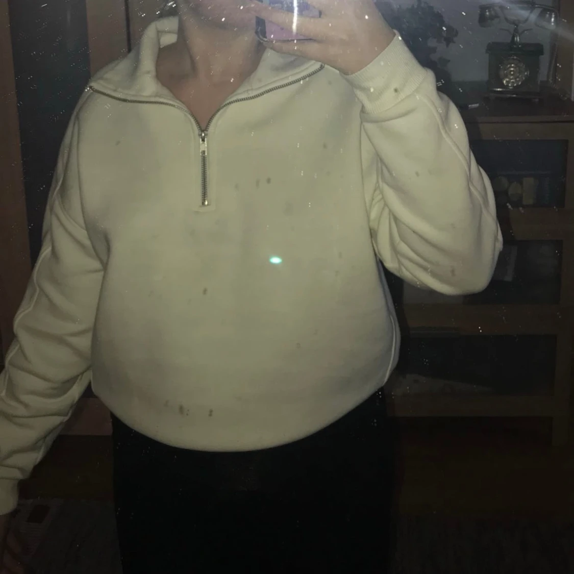 Vit tröja, tjocktröja. 