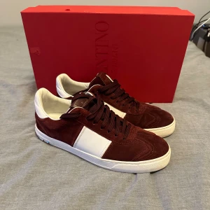 Valentino Flycrew  - Säljer ett par Valentino Flycrew i extremt bra skick! Alla nitar kvar! Det som är med på bilderna tillkommer vid köp. Hör av er vid frågor eller funderingar😁. Priset kan diskuteras en aning vid snabb affär!