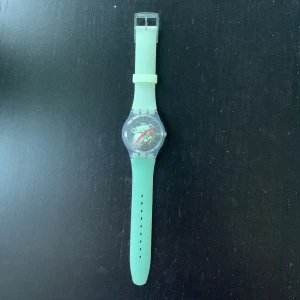 ⭐️Limited edition⭐️Klocka - En jätte fin klocka från swatch. Har andvänt den 2 gånger⭐️ men har tyvärr för många armbandsur ⏰ så därför säljer jag den. Jätte fint skick ✨ och fin dyr 💸 klocka🩷 ny pris: 1300kr🤩  Nu: 700😳