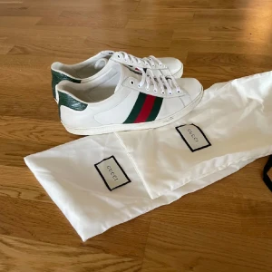 Gucci ace - Hej säljer nu dessa gucci ace i strålande skick!! Använda men väldigt mycket kvar att ge. Allt og medföljer och storleken är 42 men passar 43! Priset är ej hugget i sten! Hör av er vid frågor eller funderingar!