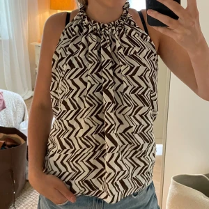 Marni blus🤍 - Så söt blus från Marni X H&M med halterneck och knyte i nacken🤍 