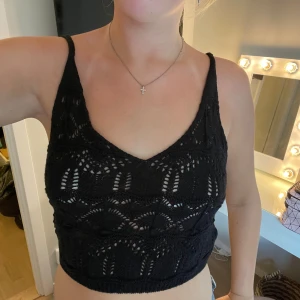 Stickat linne - Stickat linne köpt utomlands, står varken märke eller storlek men tror det är S, den är croppad och går ej att justera banden🥰 ej genomskinlig