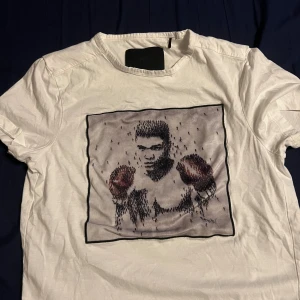 Limitato t shirt. Ord.1800! - Ny skick!  Inga defekter osv.