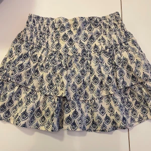 mönstrad kjol - jag säljer en gullig mönstrad sommarkjol från zara som jag tyvärr inte fått användning för och kanske använt den max 1 gång💕 Storleken på kjolen är 160cm men går att bära som xs💕