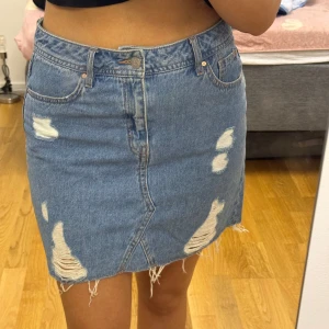 Jeanskjol - Jeanskjol från hm i storlek 38💙