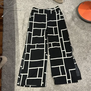 Kostymbyxor  - Ett par kostymbyxor ifrån Lindex i storlek 38 säljer då dom är förstor aldrig använda 