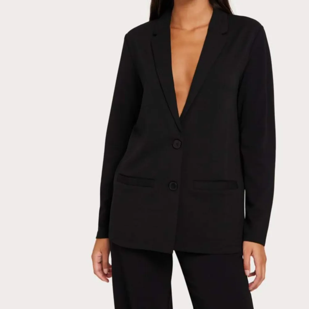 Snygg oversized blazer aldrig använd med lappar kvar då jag köpte tvåa, sitter bra på en S ungefär, nypris 390 kr. Kostymer.