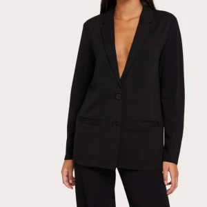 Blazer - Snygg oversized blazer aldrig använd med lappar kvar då jag köpte tvåa, sitter bra på en S ungefär, nypris 390 kr