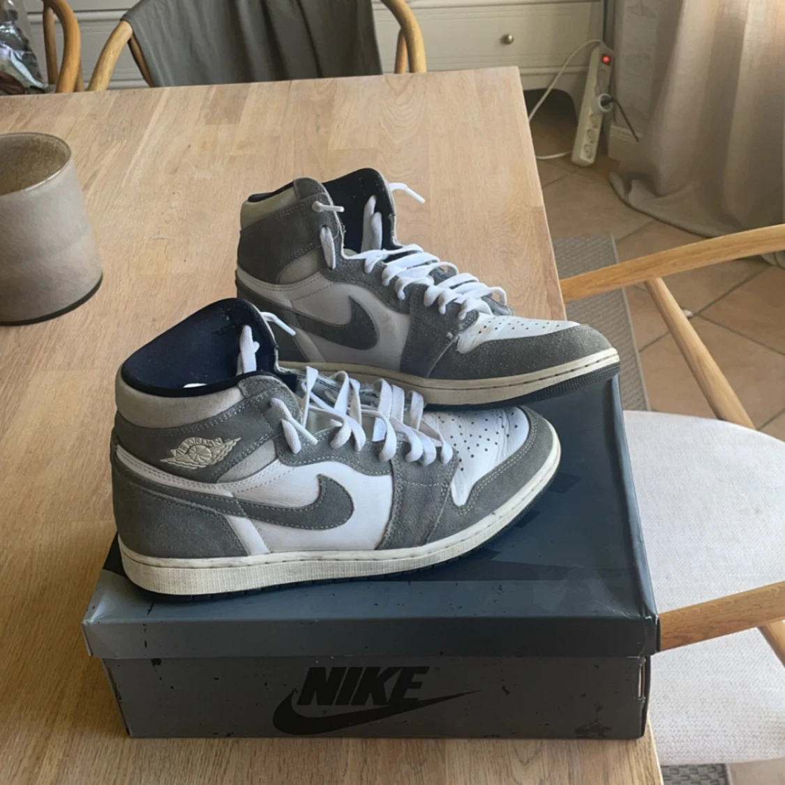 Säljer mina ( jordan 1 retro high ) till ett mycke bra pris. Skorna är köpta 2023 från soleplus.