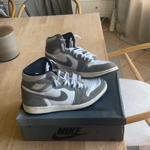 Säljer mina ( jordan 1 retro high ) till ett mycke bra pris. Skorna är köpta 2023 från soleplus. - Skicket är 8/10 med en bra och fin grå mocka, lite enkel smuts inte mer än så Box ingår.  Pris kan diskuteras 