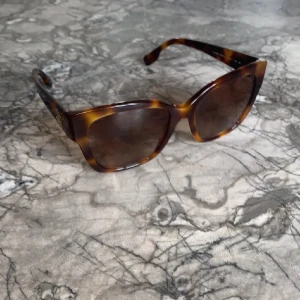 Burberry glajjor - Bra skick, morsan använde i kanske 3 veckor men köpte ett till par i annna färg Priset går o disskuteras!