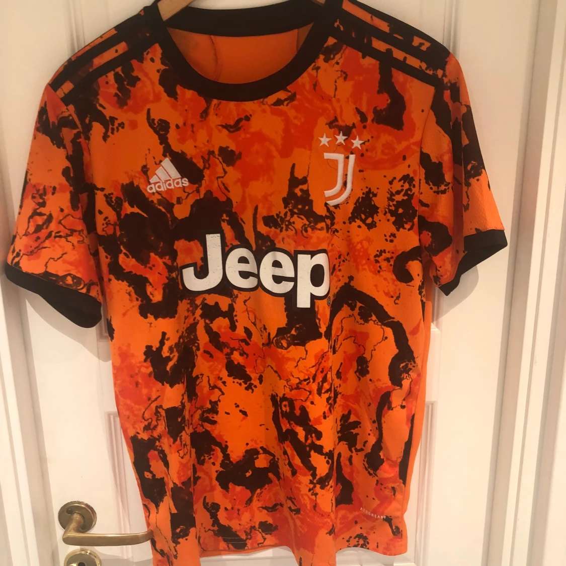 Orange och svart Juventus fotbollströja från Adidas