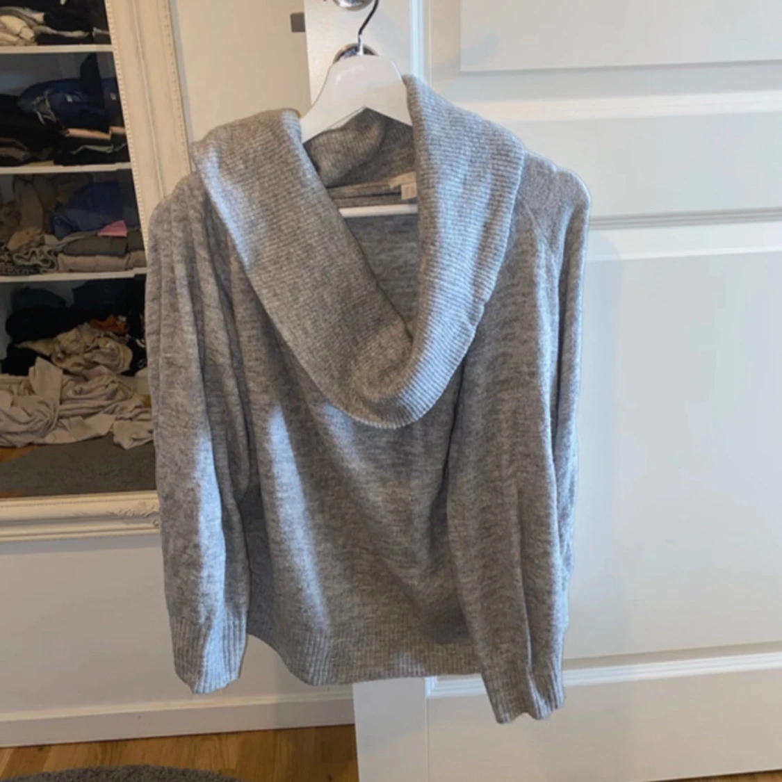 Grå stickad tröja med stor krage